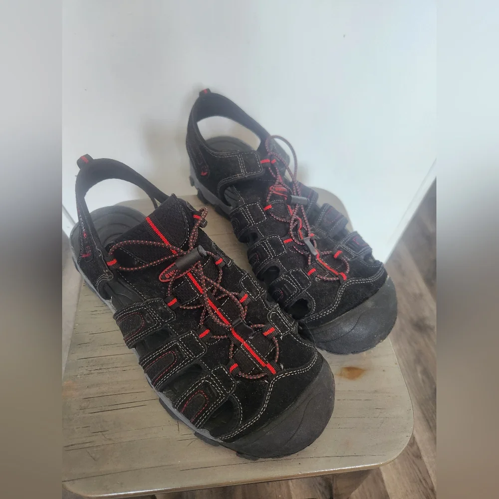 Swiss Tech Oberland Black and Red Men's Bumptoe Outdoor Hiking Shoe